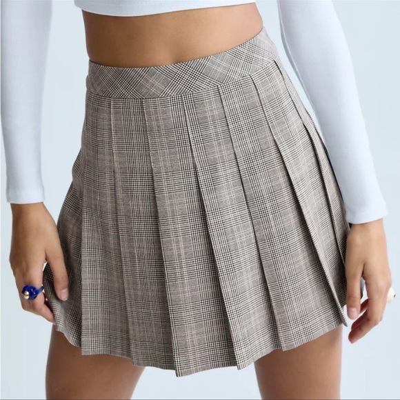 Aritzia Dresses & Skirts - Aritzia Sunday Best Olive Mini Skirt